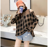 Camisa a cuadros sexy con hombros descubiertos y retazos de malla de lunares